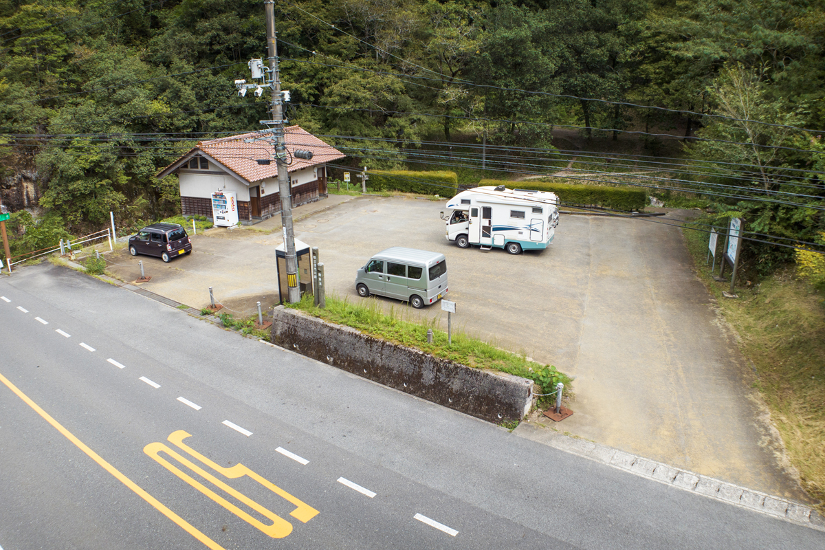 写真:深篠川キャンプ場駐車場