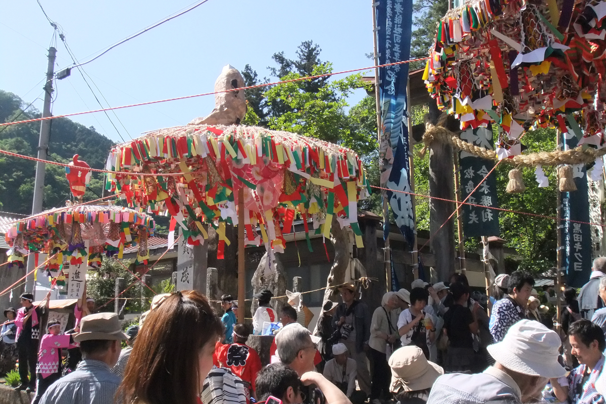 写真:次の日祭りの傘鉾、練り歩きの様子