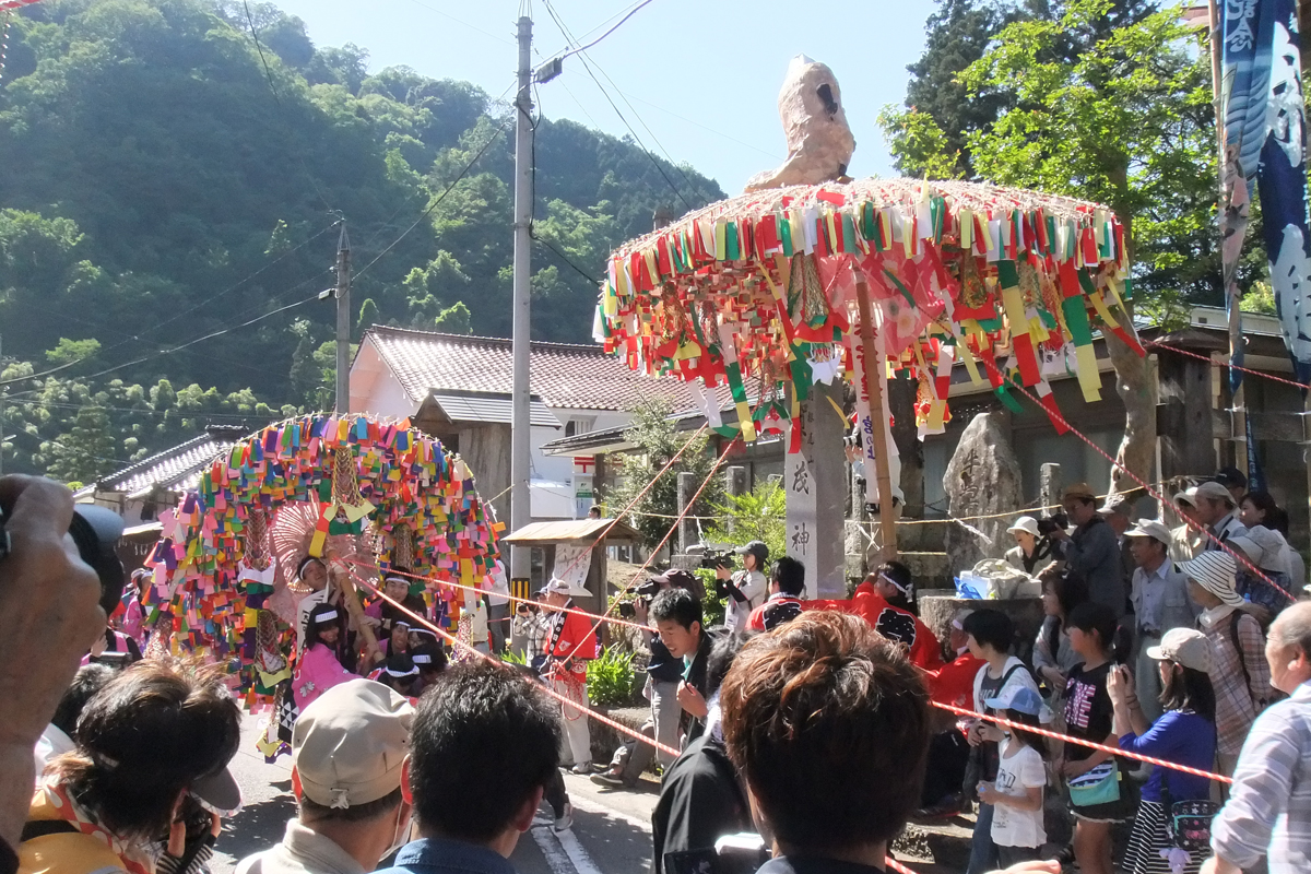 写真:次の日祭りの傘鉾、練り歩きの様子