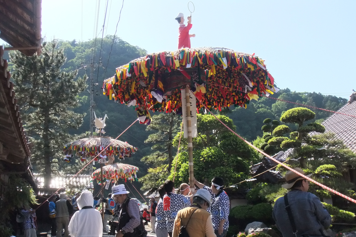 写真:次の日祭りの傘鉾、練り歩きの様子