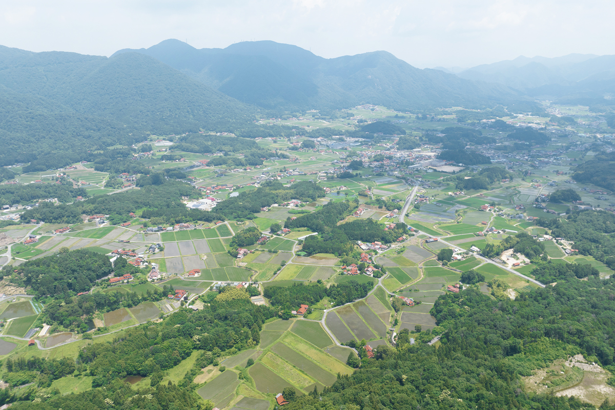 写真:於保知盆地空撮