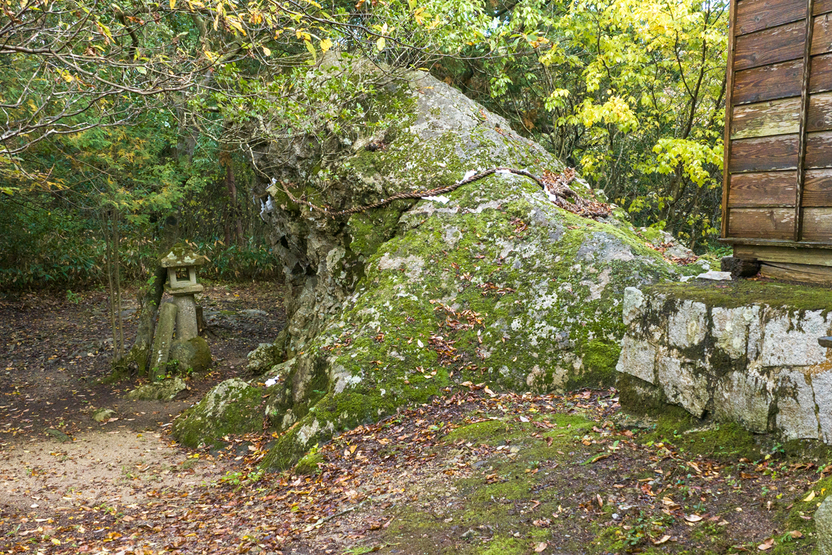 写真:龍岩神社の岩